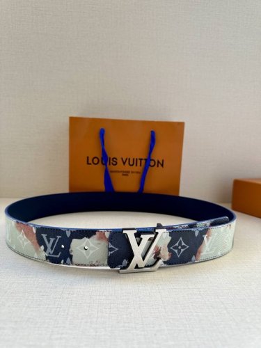 特 本款4.0宽lv Initials 双面腰带以醒目图案描摹烧焦的纸张，唤起对熊熊篝火和户外时光的回忆。素净一面展露经典格调，做旧 Lv Initiales