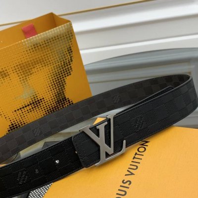 Lv Check 双面腰带以 Damier Infini 压纹皮革和深邃 Damier 帆布演绎两式风尚，再令 Marque L.Vuitton Déposée