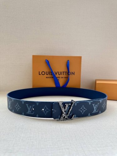 lv Initiales 40 毫米双面腰带汲取当代风尚之精髓，镶缀经典 Lv Initiales 字母搭扣，一面采用传统沉稳的 Damier Infini 皮