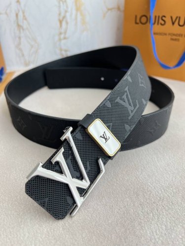 品名： Lv..路易..威登腰带皮带原单 型号：挂扣，经典纯钢材质挂扣，头层牛皮，实物拍摄 材料：头层牛皮，挂扣系列，纯钢材质扣头，钯镀电镀工艺永不掉色。原版头