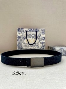 dior 这款 35 毫米双面腰带结合典雅气质与摩登风范。双面设计，一面采用Oblique 印花帆布，另一面则采用同色调粒面牛皮。长度可调节，可搭配各式 35