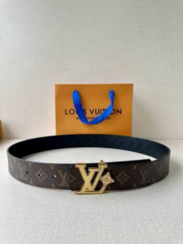 4.0宽Lv Flower 双面腰带取材 Monogram 涂层帆布，借背面皮革的 Lv Flower 压纹彰显 Pharrell Williams 设计的崭新