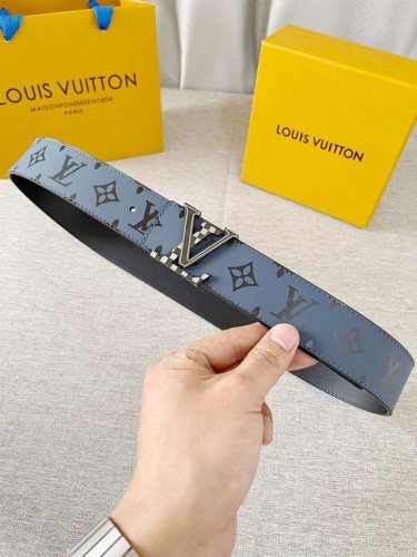 特 P210 Lv：原单男士双面腰带 一面为小胎牛皮头层丝绸5D彩印老花，另一面为小牛皮头层平纹皮，搭配字母可拆卸内穿平滑精品刻花钢扣，40Cm支持Nfc
