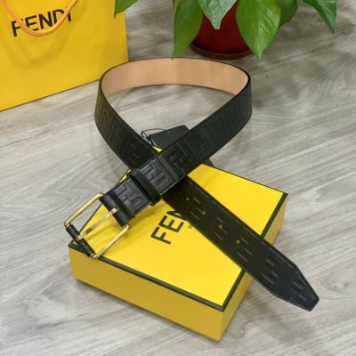 配全套包装礼盒 Fendi 芬迪 男士皮带 宽38Mm 标志造型宽皮带。原版针扣，进口原版小牛皮制成。印有浮雕黑ff 图案。镀金表面金属制品，品质保证。