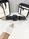 宽度4.0Cm Gucci 这款腰带在新款系列中惊艳亮相，采用以标志性米色 乌木色组合呈现的品牌双G精品钢扣字母交织图案，与黑色皮革材质相得益彰。双G搭扣采用做