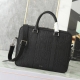 公文包 黑色Dior Gravity印花效果皮革和黑色粒面牛皮革 P40,000 编号:1Esbr180Llg_H00N 尺寸:37X28X6厘米 长X高X宽