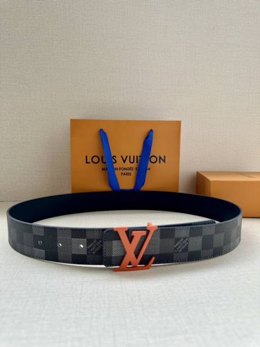 Lv 4.0宽Initiales Damoflage 双面腰带巧妙融入 Pharrell Williams 打造的像素化 Damoflage 图案，以深邃色调含