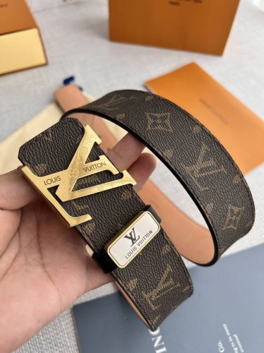 品名： Lv..路易..威登腰带皮带原单 型号：挂扣，经典纯钢材质花纹挂扣，图片实物拍摄 材料：头层牛皮，挂扣系列，纯钢材质扣头，钯镀电镀工艺永不掉色。经典咖老