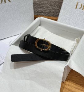 Chic 20 毫米腰带 DDD 这款腰带从同名手袋汲取灵感，采用光滑牛皮革材质精心制作，搭配富有光泽的饰面金属腰带扣，两边镶嵌白色树脂珠饰，提升格调，可与经典