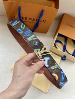 特 Lv皮带与Nba联名合作款 宽度40Cm 全新帆布配有彩色Nba字样 衬托与颜色相呼应小牛皮 搭配施新款搭扣 更多细节请看实拍图