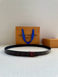 本款2.0宽 Lv Circle 双面腰带拼接皮革和 Monogram 帆布，以 Lv Circle 标识搭扣释放瞩目格调。灵活设计可搭配牛仔着装或雅致造型