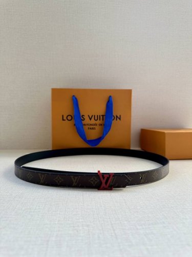 本款2.0宽 Lv Circle 双面腰带拼接皮革和 Monogram 帆布，以 Lv Circle 标识搭扣释放瞩目格调。灵活设计可搭配牛仔着装或雅致造型