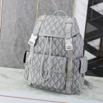 这款 Dior Hit The Road 双肩背包是本季的全新款式，将现代风格与 Dio 的高订精神融为一体。采用迪奥灰 Cd Diamond 图案帆布精心制作