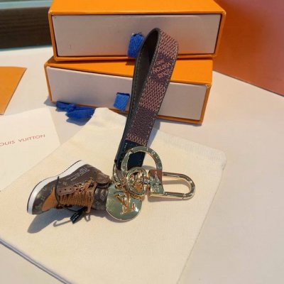 Lv经典老花棋格钥匙扣 钥匙扣联名Nike迷你鞋子挂件时尚个性！车钥匙挂件 包包挂件配饰 Monogram 帆布不仅精美，而且经久耐用， 是 Dragonne