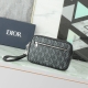 这款Dior Lingot 手包是本季新品 别具一格 结构分明 采用迪奥黑Cd Diamond 图案帆布精心制作 宽大的拉链隔层饰以正面拉链口袋 搭配可拆卸的皮