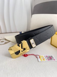 品名： Lv..路易..威登腰带皮带原单 型号：挂扣，经典纯钢材质面字母挂扣，头层牛皮，图片实物拍摄 材料：头层牛皮，挂扣系列，纯钢材质扣头，钯镀电镀工艺永不掉