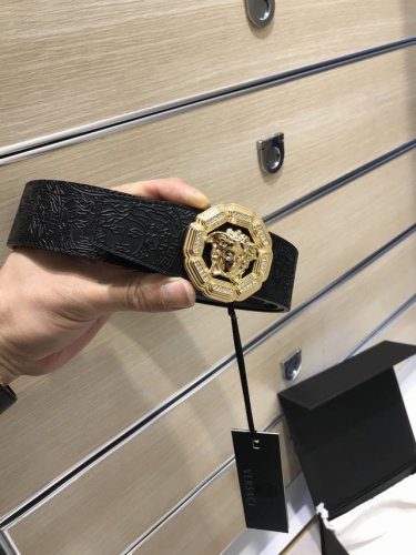 配送专柜包装 打孔针 批专柜同款、实拍专柜官网，尺寸:宽38Mm，原版立体半脸间色美人头扣 ，极富设计美感 ，双面采用进口原版小牛皮压花，彰显个性，清晰美观，皮