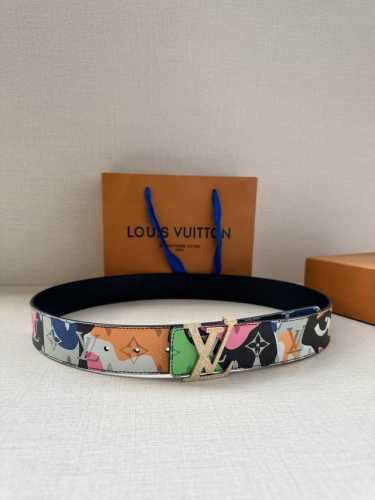特 P170 本款4.0宽 Lv Initiales 双面腰带出自 Lv Portrait 系列，以拼接图案诠释团结和沟通主题。男女面孔之间穿插 Monogr