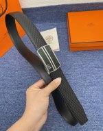 品牌爱玛仕 No.550 描述经典系列新品腰带，采用小牛皮材质，完美搭配手工车线，经典配色，可搭配商务西装或更为休闲的造型。腰带为法国尺寸，请在购买前参阅腰带尺
