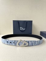 宽度3.5Cm Dior 这款砂黑 金 白 枪多色饰面 不锈钢腰带扣是春季男装系列新品 展示 Cd30 标志 灵感源自 B30 运动鞋 可与各式 35 毫米腰带