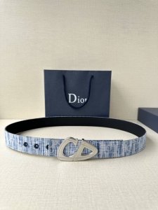 宽度3.5Cm Dior 这款砂黑 金 白 枪多色饰面 不锈钢腰带扣是春季男装系列新品 展示 Cd30 标志 灵感源自 B30 运动鞋 可与各式 35 毫米腰带