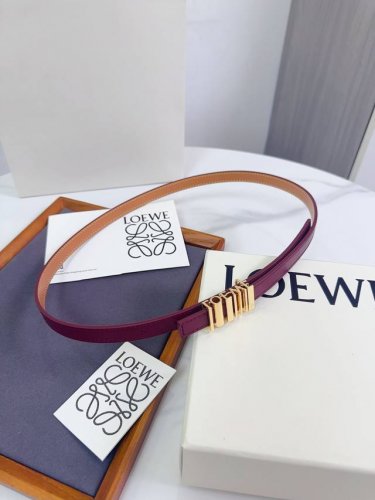 特 Loewe 罗意威专柜最新同款腰带 选用光滑牛皮革窄款腰带 配有Anagram Pebble针扣 卓越的工艺 个性的造型 精美的材质 宽 15Mm