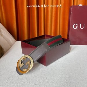 Gucci2025秋冬新作，这款腰带采用红绿织带与咖色牛皮革，搭配可拆卸互扣式双G搭扣，双面可用，潮流时尚。