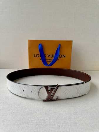 4.0宽 Lv Dimension Monogram HéRitage 双面腰带拼接素净皮革和 Monogram 涂层帆布，呈现经典设计的崭新演绎。品牌元素焕现 - 点击图像关闭