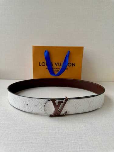 4.0宽 Lv Dimension Monogram HéRitage 双面腰带拼接素净皮革和 Monogram 涂层帆布，呈现经典设计的崭新演绎。品牌元素焕现