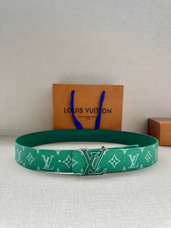特 Lv Initiales 4.0宽双面腰带是 年春夏男装系列的配饰。Taga 皮革触感柔软，与另一面的Monogram 帆布碰撞色彩。同色 Lv 字母以抛光 - 点击图像关闭