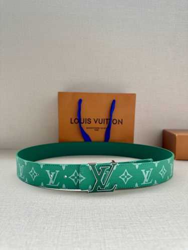 特 Lv Initiales 4.0宽双面腰带是 年春夏男装系列的配饰。Taga 皮革触感柔软，与另一面的Monogram 帆布碰撞色彩。同色 Lv 字母以抛光