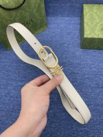 品牌 古驰 Gucci 描述 采用高级gucci Signature真皮精制而成，触感厚实，饰以双g商标带扣。腰带为意大利尺寸，请在购买前参阅腰带尺寸指南. 原