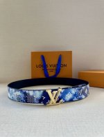 特 本款4.0宽 Lv Initials 双面腰带以醒目图案描摹烧焦的纸张，唤起对熊熊篝火和户外时光的回忆。素净一面展露经典格调，做旧 Lv Initiales