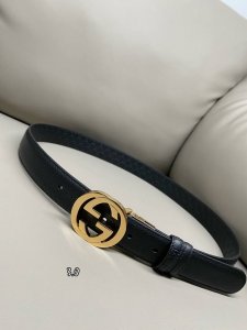 3.0宽度这款Gg Marmont系列胺带是2025早秋系列之一。这款皱带从品牌典藏设计随取灵感，以粒闻皮革近心打造，配以浅金色调双G造型搭扣，尽释别一。