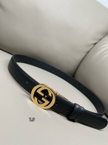 3.0宽度这款Gg Marmont系列胺带是2025早秋系列之一。这款皱带从品牌典藏设计随取灵感，以粒闻皮革近心打造，配以浅金色调双G造型搭扣，尽释别一。