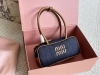 配盒 Size：28*12Cm Miumiu保龄球 公文包 Miu又来抢钱了新款帆布公文包 来咯 ！ 背起来都很Nice 哦 出场就是Miumiu小公主！
