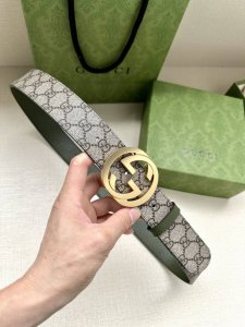 宽度3.8Cm Gg Marmont系列每一季都会推陈出新，为灵感源于70年代的标志性双G搭扣注入现代精髓。这款黑色 米色和乌木色Gg Supreme帆布腰带反
