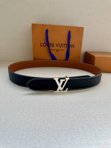 3.4宽 本款 Lv Shield 双面腰带出自 秋冬时装秀 字母与 Monogram 花卉，展现西部牛仔的灵感启发。双重缝线穿梭于皮革内外两侧，成就多种造型可