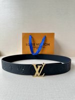 -本款 Damier Lv 40 毫米双面腰带做工精良，风格经典。深色牛皮革皮带与 Lv 字母搭扣优雅相称，与精心镂刻的 Damier 图案相得益彰。气质优雅，