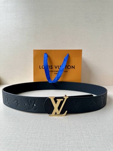 -本款 Damier Lv 40 毫米双面腰带做工精良，风格经典。深色牛皮革皮带与 Lv 字母搭扣优雅相称，与精心镂刻的 Damier 图案相得益彰。气质优雅，