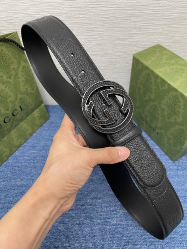 品牌 古驰 Gucci 特 描述 采用高级Gucci Signature真皮精制而成，触感厚实，饰以双G商标带扣。腰带为意大利尺寸，请在购买前参阅腰带尺寸指南.
