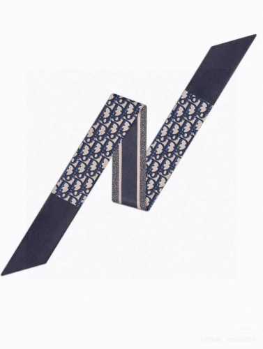 新款D字母这款 迪奥Montaigne Mitzah 发带丝巾从标志性的 Dior 精品店地址汲取灵感，老花字母配条纹的款式经典，造型修长，两端尖角设计，背面饰