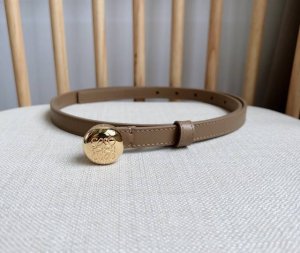 Loewe 罗意威 专柜最新同款腰带 选用光滑牛皮革腰带 饰以金属anagram Pebble针扣五孔调节 卓越的工艺 个性的造型 精美的材质 宽:1.5