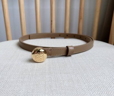 Loewe 罗意威 专柜最新同款腰带 选用光滑牛皮革腰带 饰以金属anagram Pebble针扣五孔调节 卓越的工艺 个性的造型 精美的材质 宽:1.5
