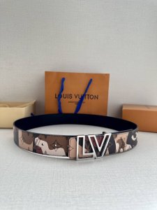 特 本款 4.0宽lv Initiales 双面腰带出自 Lv Portrait 系列，以拼接图案诠释团结和沟通主题。男女面孔之间穿插 Monogram 元素，