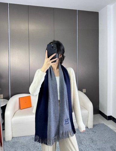 上新！ 年男女同款，百分百纯羊绒 Hermes 爱马仕 同步专柜，高端羊绒针织围巾！ 可正式，可随意，非常Classical的设计。这款织法比较难，又很费纱线，