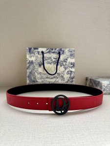 特 Dior 这款 35毫米双面腰带结合典雅气质与摩登风范。一面则采用迪奥灰粒面牛皮革，另一面则采用同色调压花 Cd Icon 标志。长度可调节，可搭配各式 3
