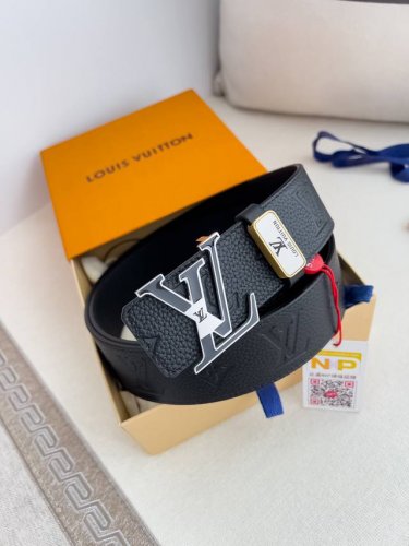 品名： Lv..路易..威登腰带皮带原单 型号：挂扣，经典纯钢材质挂扣，头层牛皮，图片实物拍摄 材料：头层牛皮，挂扣系列，纯钢材质扣头，钯镀电镀工艺永不掉色。原