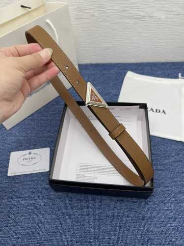 品牌 普拉达 特 描述 采用高级真皮精制而成，触感厚实，饰以普拉达商标带扣。腰带为意大利尺寸，请在购买前参阅腰带尺寸指南. 铜扣金属配件 黑色皮革，采用环保工艺