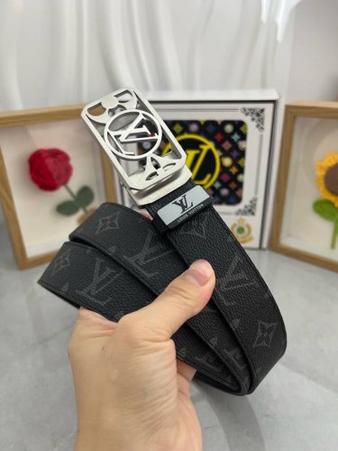 品名：Lv..路易..威登自动带 材质：原单牛皮腰带 百分百头层牛皮腰带保证真皮，24K纯钢扣，专柜原单品质、做工精细，时尚大牌，送人自用首选 包装： 请认准如